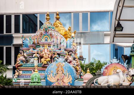 Sri Veeramakaliamman Tempio dedicato alla dea indù Kali, con riccamente decorato tetto colorato con dèi indù in Little India, Singapore Foto Stock