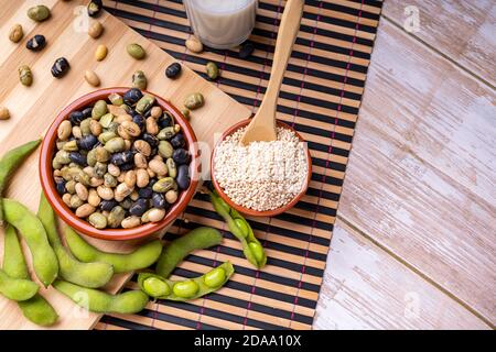 Vista dall'alto dei baccelli di soia freschi fagioli di soia di edamame con granulato lecitina di soia e latte di soia Foto Stock