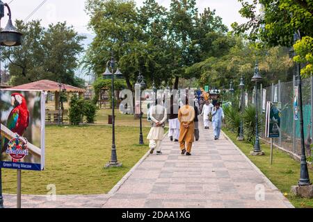 Islamabad / Pakistan - 2 novembre 2015: Persone che visitano il lago Vista Parco degli uccelli vicino al villaggio Malpur Rawal Lago, sulla Murree Road a Islamabad, Pakistan Foto Stock