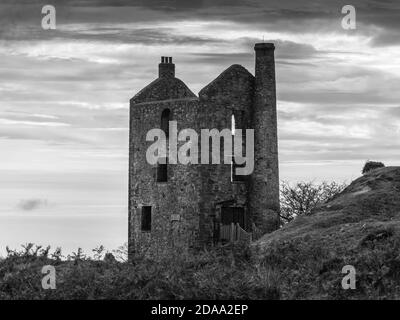 Nero e bianco Phoenix Tin Mine Engine House in Minions Bodmin Cornovaglia Foto Stock