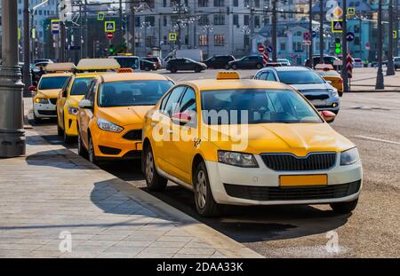 Un sacco di taxi giallo nel parcheggio del centro città Foto Stock