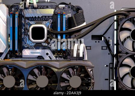 Primo piano e all'interno della CPU per il gaming e il raffreddamento dell'acqua del PC desktop, all'interno del case del PC e in background tecnologico Foto Stock