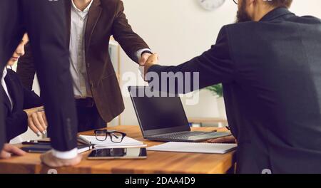 Stretta di mano dei partner commerciali in carica dopo il successo delle negoziazioni Foto Stock