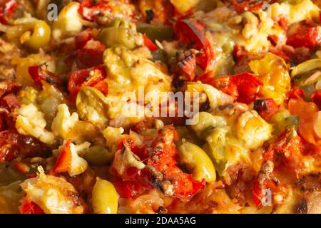 Lo sfondo della pizza con primo piano di verdure. I prodotti dell'alimentazione. Digitare a mano Foto Stock