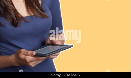 Concetto di istruzione e stile di vita. Giovane donna che legge dispositivo e-book. Collage stile rivista con spazio per la copia Foto Stock