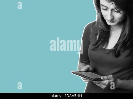 Concetto di istruzione e stile di vita. Giovane donna che legge dispositivo e-book. Collage stile rivista con spazio per la copia Foto Stock