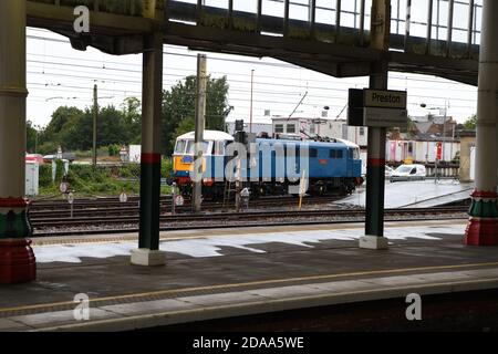 Locomotiva di classe 86 "Les Ross" alla stazione ferroviaria di Preston Foto Stock