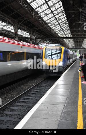 Arrivo in treno alla stazione ferroviaria di Preston Foto Stock