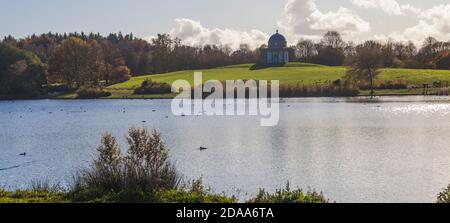 Una vista panoramica del Tempio di Minerva attraverso il lago in Hardwick Park,Sedgefield, Co.Durham,Inghilterra Foto Stock