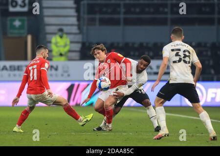 Callum Styles n.4 di Barnsley tiene Nathan Byrne n. 12 Della contea di Derby Foto Stock