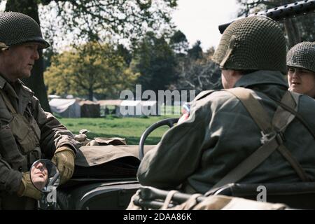 US 82nd soldati trasportati dall'aria in una discussione intorno alla loro jeep all'evento di re-enactment della terra di No dell'uomo, Bodyddan Hall, Galles Foto Stock