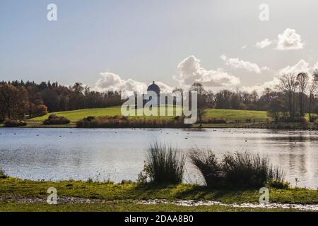 Una vista panoramica del Tempio di Minerva attraverso il lago in Hardwick Park,Sedgefield, Co.Durham,Inghilterra Foto Stock