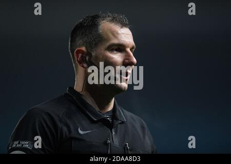 Arbitro, Tim Robinson in azione durante il gioco Foto Stock