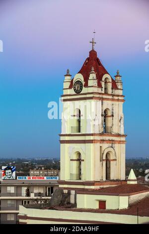 Cuba, Camaguey, Provincia di Camaguey, Vista di Iglesia De Nuestra Señora De la Merced in Plaza de los trabajadores Foto Stock