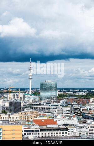 Panoramica di Amburgo con la sua torre delle telecomunicazioni vista dalla Chiesa di San Nicola (Nikolai) in Germania Foto Stock