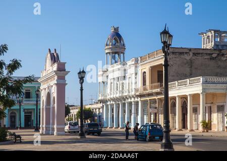 Cuba, Cienfuegos, Arco di Truimch e Casa de la Cultura Benjamin Duarte - ex Palacio de Ferrer (1918) Foto Stock