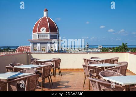 Cuba, Cienfuegos, Parque Martí, Tererace of Union Hotel e vista sul Palacio de Gobierno Foto Stock