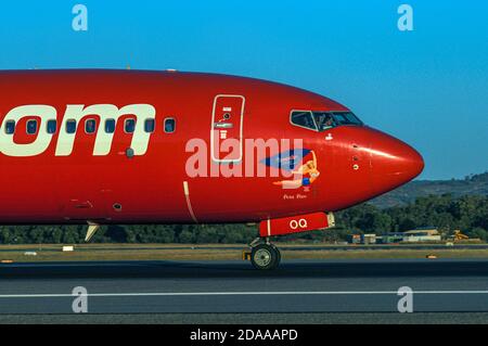 Primo piano di Virgin Blue Boeing 737 Airliner che tassano in un aeroporto. Foto Stock