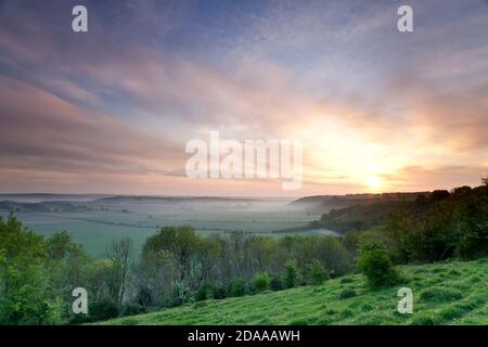 Alba sul bordo meridionale della Nadder Valley, vicino a Fovant nel Wiltshire sud-occidentale. Foto Stock