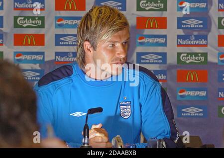 2 settembre 2005 il capitano di calcio inglese David Beckham parla ad una conferenza stampa all'Holland House Hotel a Cardiff, Galles, Regno Unito, prima della qualificazione della squadra per la Coppa del mondo contro il Galles al Millennium Stadium. Foto Stock