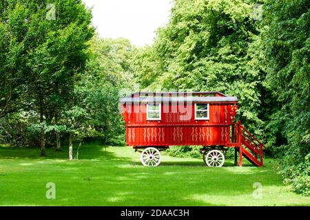 I viaggiatori della vecchia età carovan in Cawdor Castle Grounds, Nairn Scozia Foto Stock