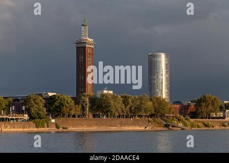 Geografia / viaggio, Germania, Nord Reno-Westfalia, Colonia, KoelnTriangle e la torre della fiera sul Reno, diritti aggiuntivi-clearance-Info-non-disponibile Foto Stock