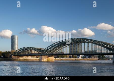 Geografia / viaggio, Germania, Nord Reno-Westfalia, Colonia, Hohenzollernbruecke (ponte di Hohenzollern, Additional-Rights-Clearance-Info-non-disponibile Foto Stock