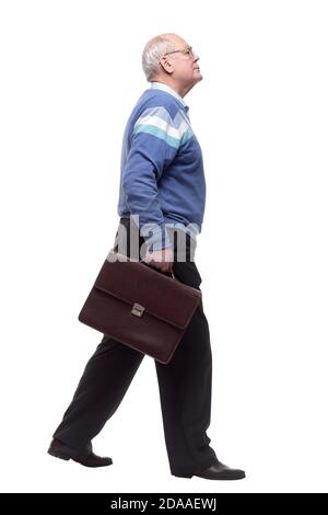 in full growth. uomo anziano serio con la valigetta che si fa avanti. Foto Stock