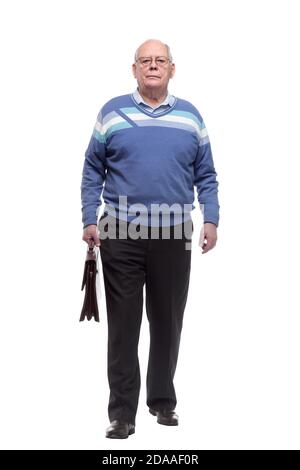 in full growth. uomo anziano serio con la valigetta che si fa avanti. Foto Stock