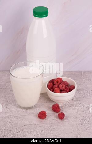 Il kefir è una bevanda probiotica fermentata a base di latte freddo per un intestino sano, alimenti fermentati, il concetto di una flora intestinale sana. Foto Stock