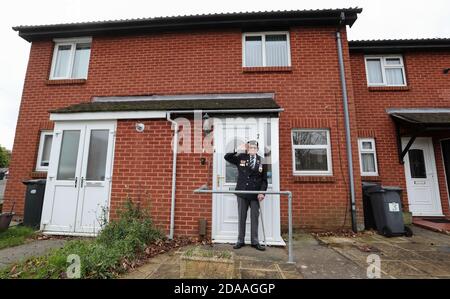 Bournemouth, Regno Unito. 11 Novembre 2020. David Comer, 90 anni, veterano del corpo reale di servizio dell'esercito della crisi di Suez, si trova alle porte della sua casa a Bournemouth, Dorset, per osservare due minuti di silenzio nel giorno dell'armistizio. Credit: Richard Crease/Alamy Live News Foto Stock