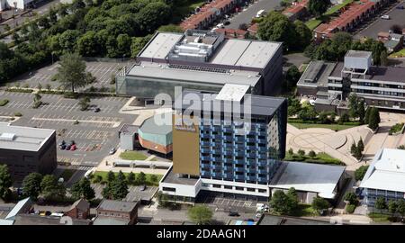 Vista aerea del Newcastle College con il Parsons Building prominente in primo piano Foto Stock