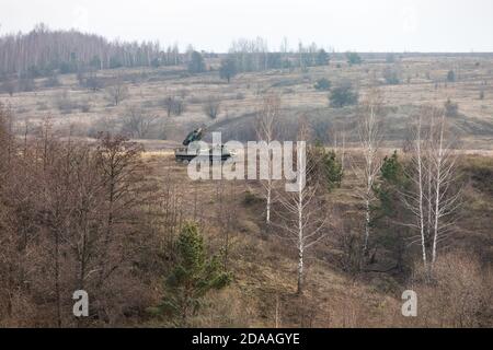 ZHYTOMYR Reg, UCRAINA - 21 novembre 2018: Addestramento di combattimento al centro di addestramento delle truppe aeree delle forze armate ucraine nella regione di Zhytomyr Foto Stock