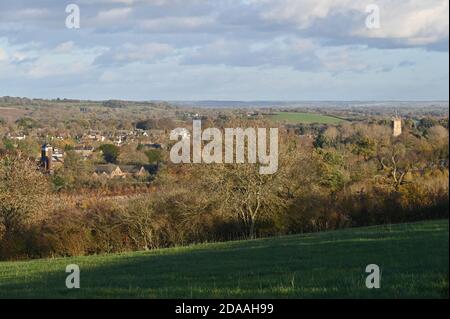 Hook Norton Brewery e St Peter's Church mostrano attraverso gli alberi bagnata dalla luce solare autunnale Foto Stock