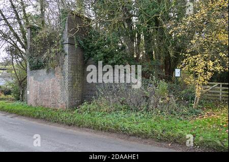 I resti del vecchio ponte ferroviario che portava il Cheltenham alla linea ferroviaria di Banbury sulla strada da Great Rollright stop, Oxfordshire Foto Stock