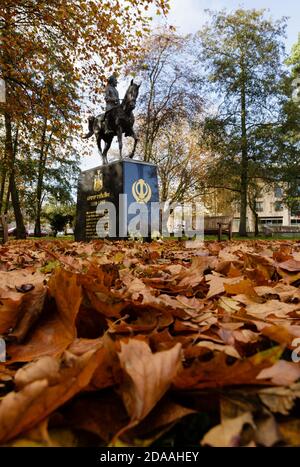 Maharaja Duleep Singh il Principe Nero a cavallo indietro. Statua in bronzo sull'isola di Butten in autunno. Thetford Norfolk Regno Unito. Svelato 1998. Non affilato Foto Stock