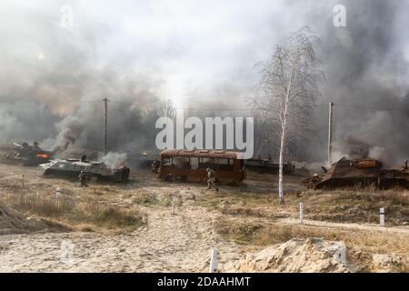 ZHYTOMYR Reg, UCRAINA - 21 novembre 2018: Addestramento di combattimento al centro di addestramento delle truppe aeree delle forze armate ucraine nella regione di Zhytomyr Foto Stock