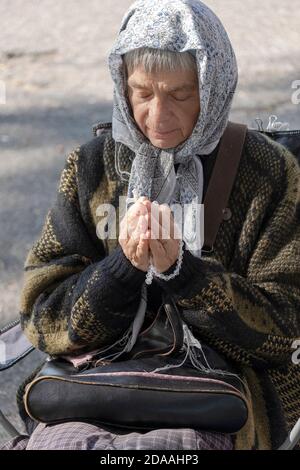 Devota donna cattolica romana prega presso il sito del Padiglione Vaticano nel Parco di Flushing Meadows Corona, dove Mary & Jesus apparve a Veronica Lueken. A New York. Foto Stock