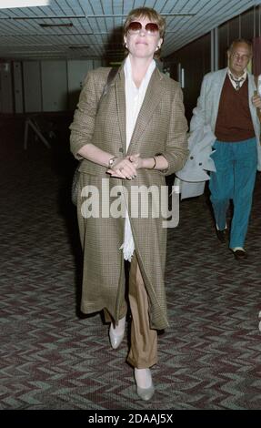 Attrice inglese Dame Julie Andrews all'aeroporto Heathrow di Londra a luglio 1989 Foto Stock