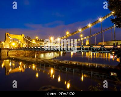 Ponte sospeso della città, paesaggio urbano notturno. Grunwald Bridge, Wroclaw, Polonia Foto Stock