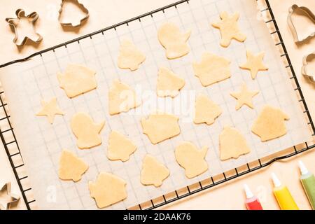 Cucinare i biscotti di pan di zenzero di natale su sfondo di legno. Foto Stock