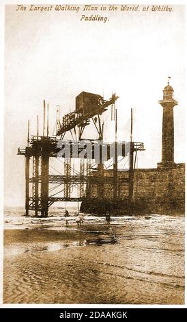 Una vecchia vista da 1909 cartolina del 'più grande uomo a piedi del mondo, a Whitby, remando'. La struttura, da tempo ricordata come l'uomo che cammina, era una struttura a gru mobile utilizzata nella costruzione delle estensioni del molo. Si vede qui che inizia a costruire l'estensione del molo ovest e il ponte dalla testa del molo presso il faro. Foto Stock