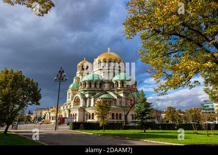 Vista autunnale della Cattedrale di Saint Aleksandar Nevski in autunno, Sofia, Bulgaria Foto Stock