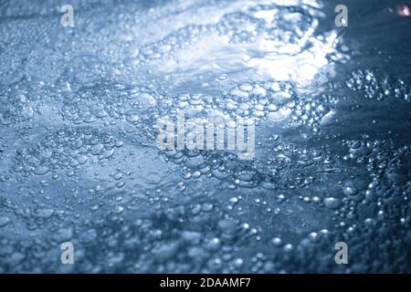 Bolle d'acqua colorate in una vasca idromassaggio, astratto Foto Stock