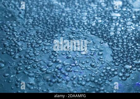 Bolle d'acqua colorate in una vasca idromassaggio, astratto Foto Stock