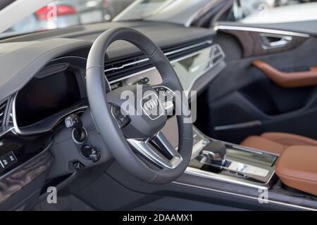 Russia, Izhevsk - 11 settembre 2019: Showroom Audi. Interno della nuova Q8 quattro con cambio automatico. Volkswagen Auto Group. Famoso marchio mondiale Foto Stock