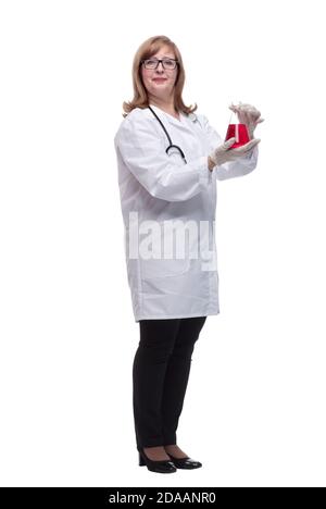 in piena crescita. medico femminile che guarda il liquido in un pallone da laboratorio Foto Stock