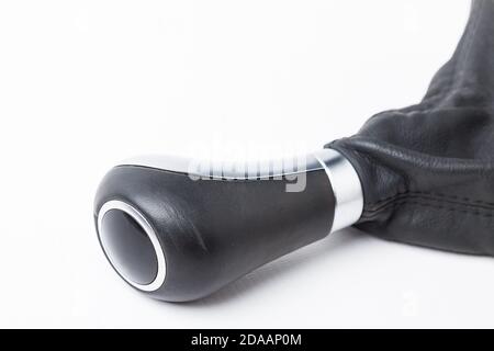 Pezzo di ricambio su fondo bianco isolato in uno studio fotografico per la vendita in auto-parsing o sostituzione in un centro di assistenza auto - leva del cambio con cromatura Foto Stock