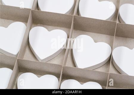 confezione regalo in legno sotto forma di molti cuori Foto Stock