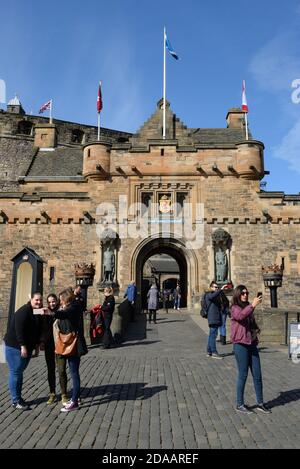 I turisti scattano foto selfie all'ingresso dello storico Castello di Edimburgo, Scozia, Regno Unito, Europa Foto Stock